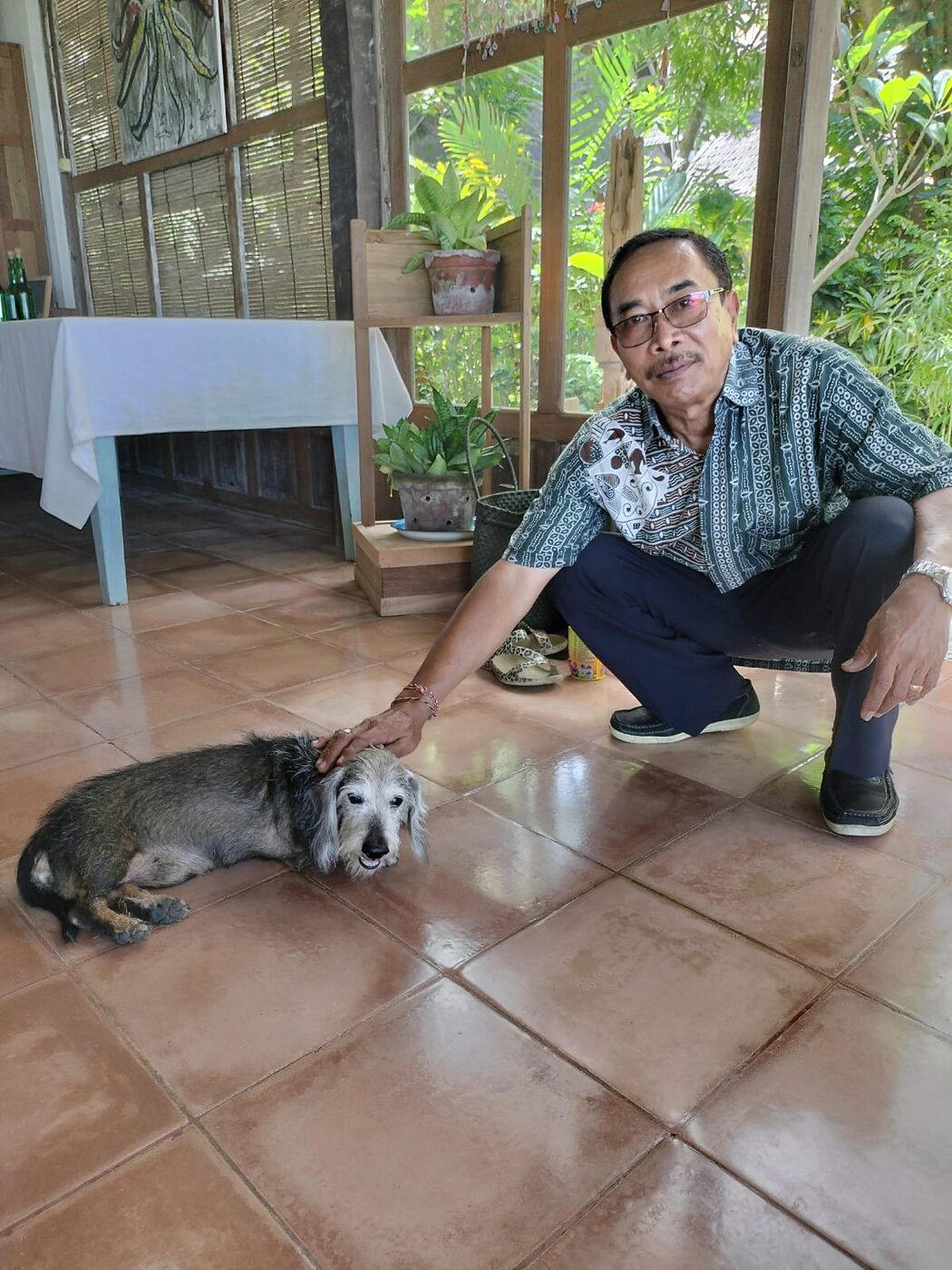 Wayan, the local driver used by Flametree retreats, with the resort dog at Pondok Pisang