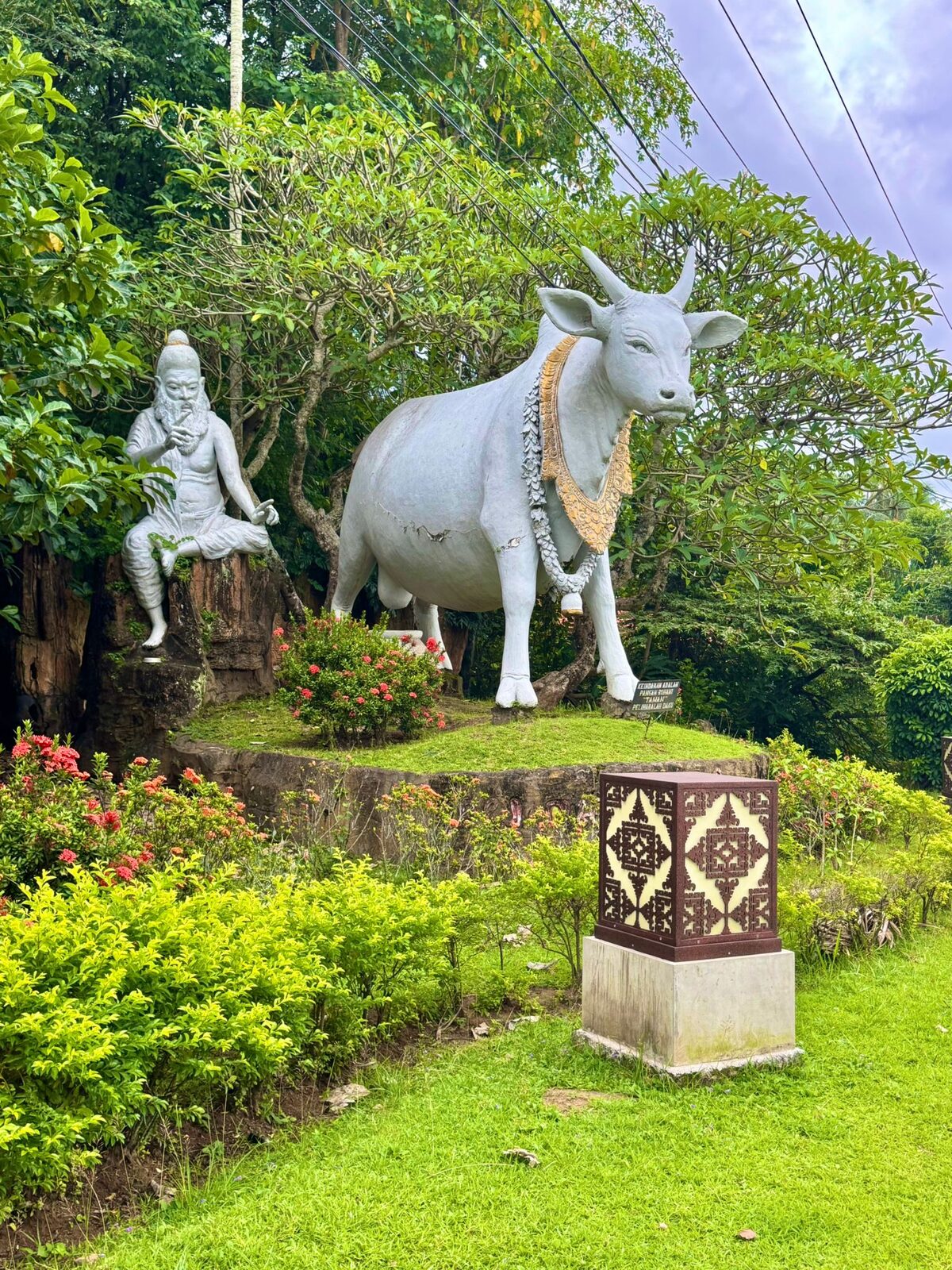 Shiva and the bull Nandi carved in white stone at the entrance to Taman Ujung water palace, East Bali